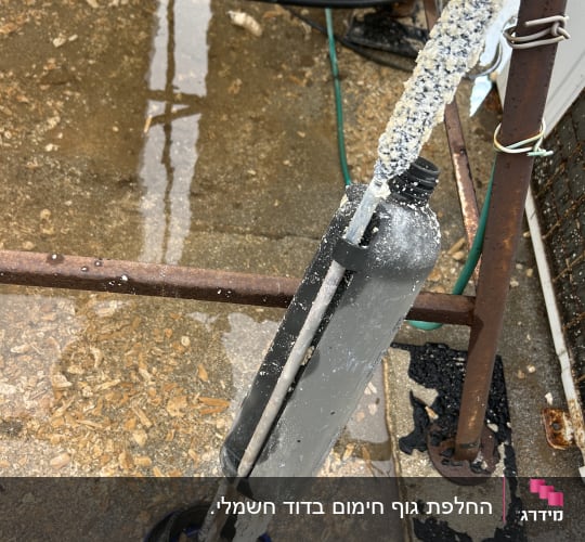 חלקי דוד שמש עם צינורות ומחברים על הקרקע